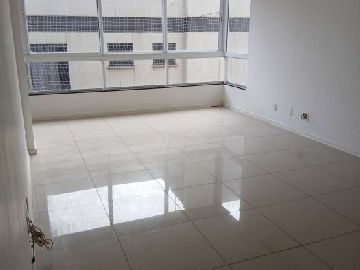 SALA CLARA E AMPLA